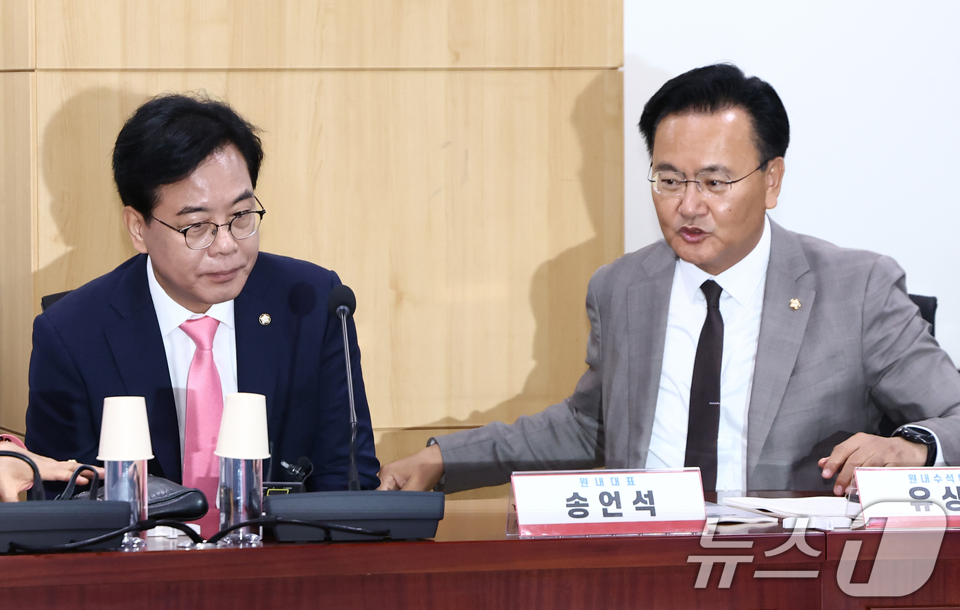 (서울=뉴스1) 김민지 기자 = 국민의힘 송언석 원내대표와 유상범 원내수석부대표가 25일 오전 서울 여의도 국회 의원회관에서 열린 '검수완박 시즌2 : 국가수사위원회가 통제하는 수 …