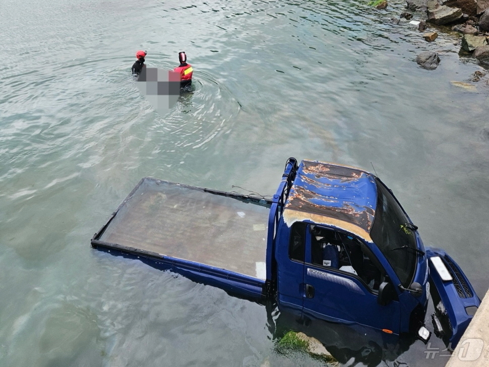 (완도=뉴스1) 박지현 기자 = 25일 오전 6시 11분쯤 전남 완도 가학리 인근 선착장에서 1.5톤 트럭이 추락해 완도해경이 수색하고 있다.(완도해경 제공. 재판매 및 DB 금지 …