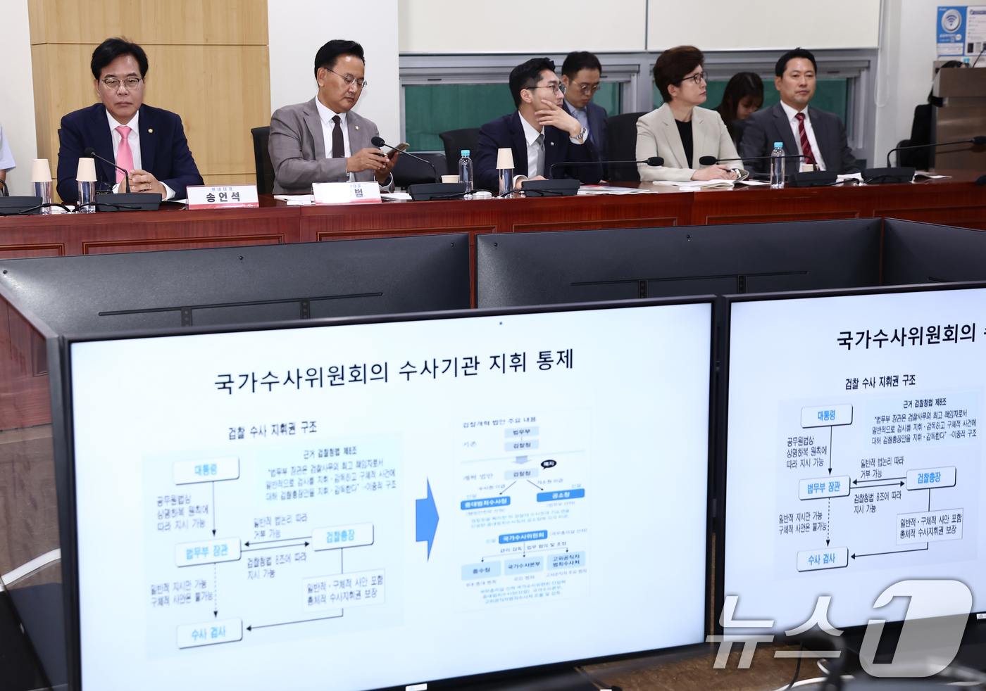 (서울=뉴스1) 김민지 기자 = 국민의힘 송언석 원내대표와 유상범 원내수석부대표, 국회 법제사법위원회 소속 의원들이 25일 오전 서울 여의도 국회 의원회관에서 열린 '검수완박 시즌 …