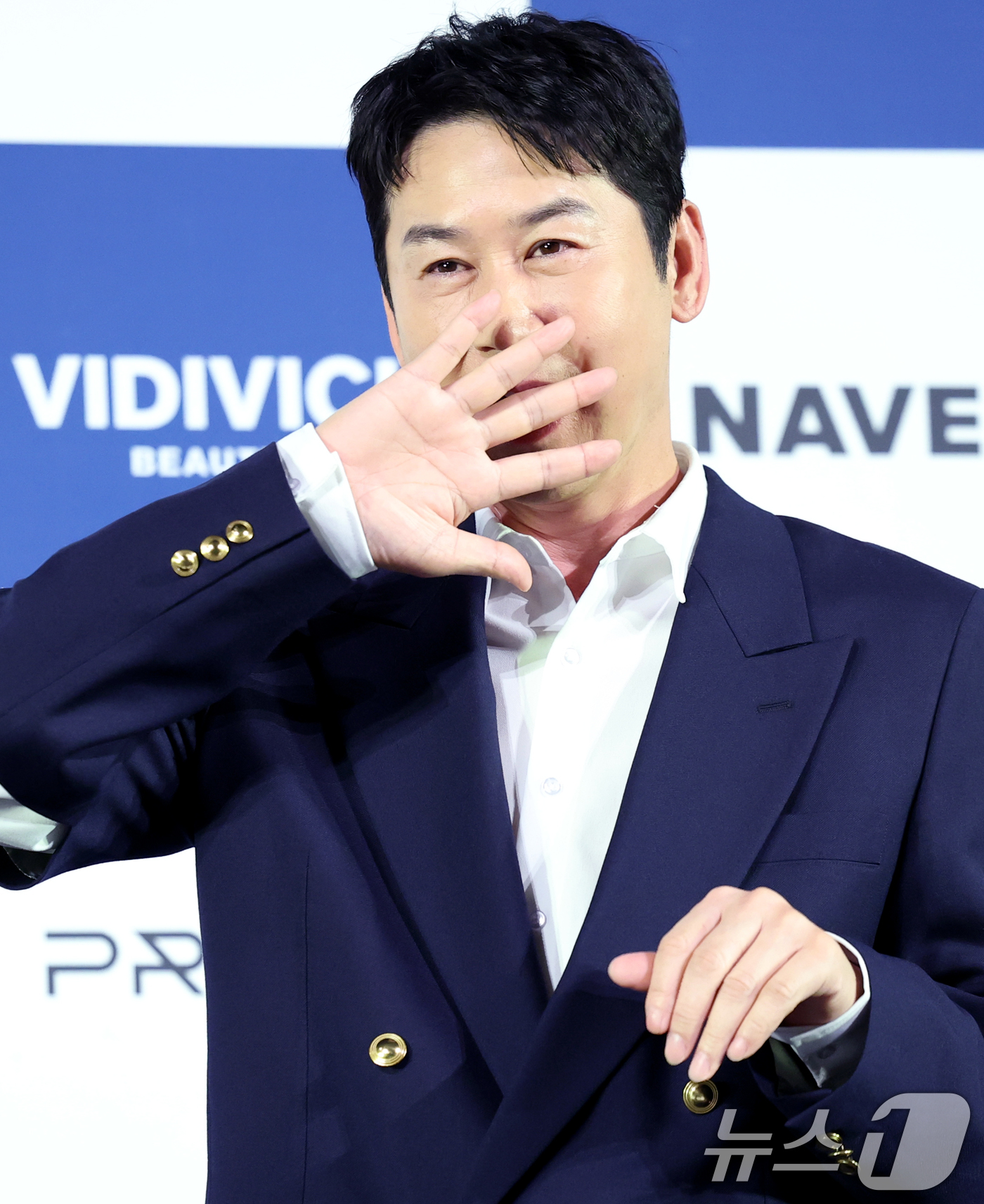 (서울=뉴스1) 권현진 기자 = 방송인 신동엽이 25일 서울 영등포구 CGV여의도에서 열린 제4회 청룡시리즈어워즈 핸드프린팅 행사에서 포즈를 취하고 있다. 2025.6.25/뉴스1 …