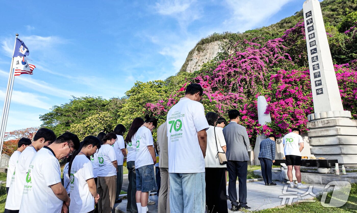 본문 이미지 - 박순진 대구대 총장과 학생, 교직원들이 사이판 태평양한국인추념평화탑을 찾아 묵념하고 있다. (대구대 제공. 재판매 및 DB금지)  