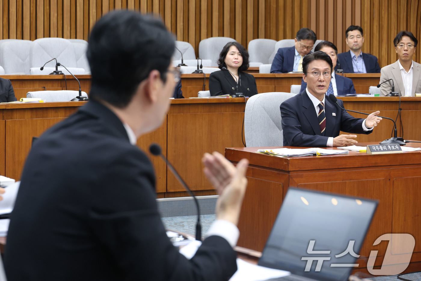 (서울=뉴스1) 이광호 기자 = 김민석 국무총리 후보자가 25일 오전 서울 여의도 국회에서 열린 인사청문회에 출석해 주진우 국민의힘 의원 질의에 답하고 있다. 2025.6.25/뉴 …