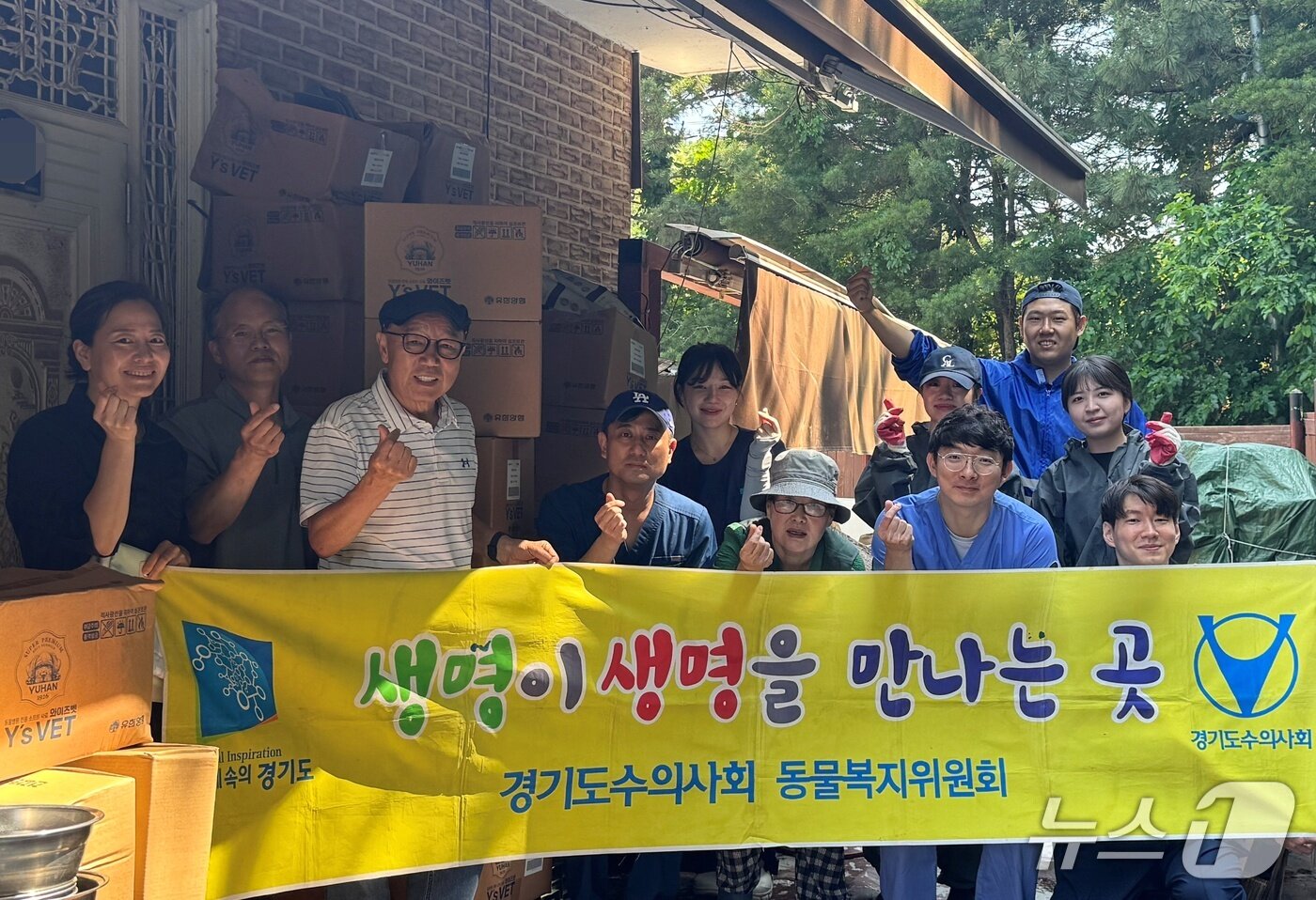 본문 이미지 - 수의사들이 동물보호소에서 봉사를 하고 있다(경기도수의사회 제공) ⓒ 뉴스1