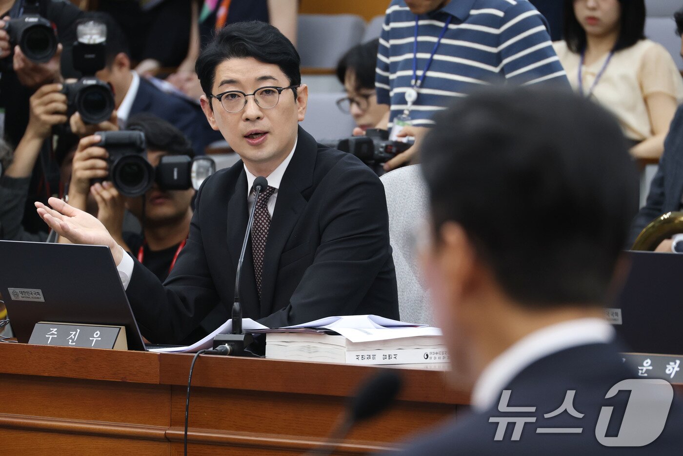 본문 이미지 - 주진우 국민의힘 의원이 25일 오전 서울 여의도 국회에서 열린 국무총리 후보자 임명동의안 심사를 위한 인사청문회에서 김민석 후보자에게 질의하고 있다. 2025.6.25/뉴스1 ⓒ News1 이광호 기자