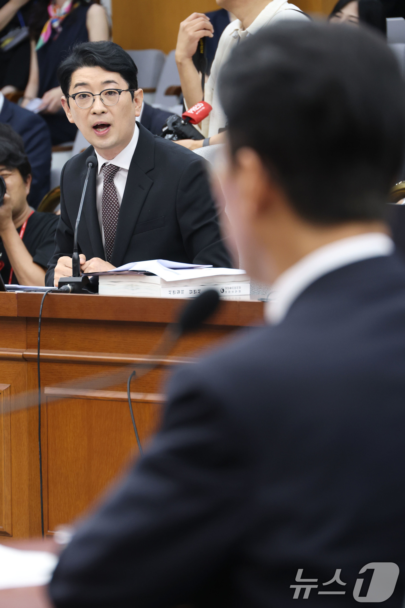 (서울=뉴스1) 이광호 기자 = 주진우 국민의힘 의원이 25일 오전 서울 여의도 국회에서 열린 국무총리 후보자 임명동의안 심사를 위한 인사청문회에서 김민석 후보자에게 질의하고 있다 …