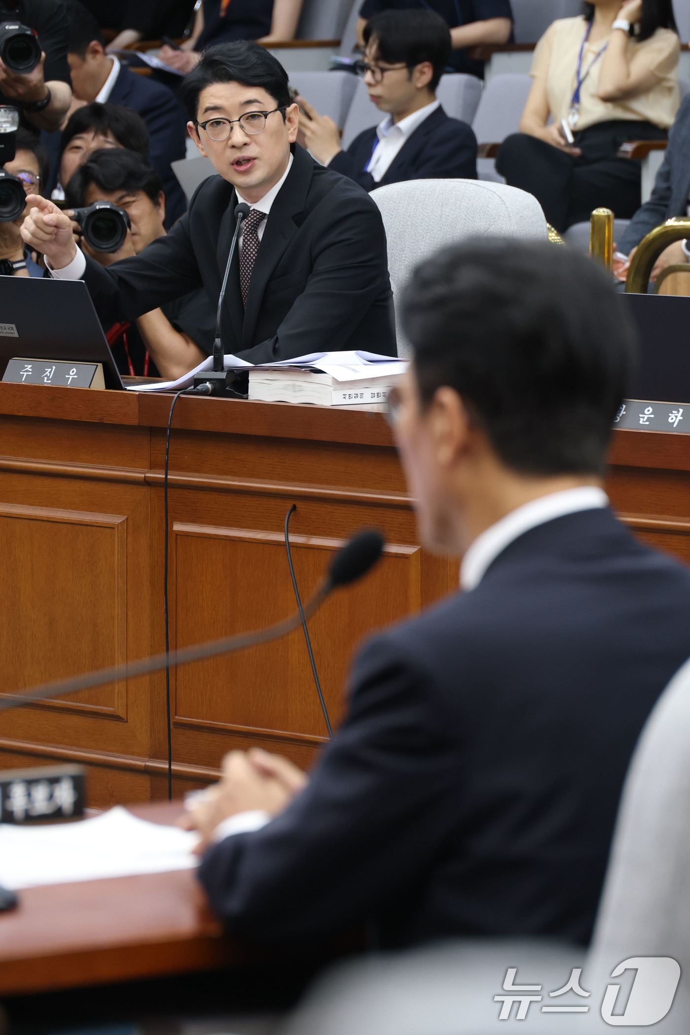 (서울=뉴스1) 이광호 기자 = 주진우 국민의힘 의원이 25일 오전 서울 여의도 국회에서 열린 국무총리 후보자 임명동의안 심사를 위한 인사청문회에서 김민석 후보자에게 질의하고 있다 …