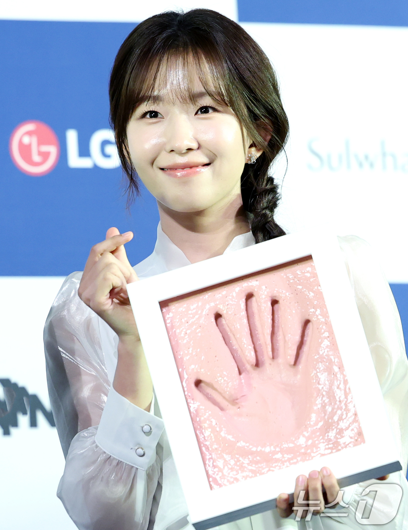 (서울=뉴스1) 권현진 기자 = 배우 윤가이가 25일 서울 영등포구 CGV여의도에서 열린 제4회 청룡시리즈어워즈 핸드프린팅 행사에서 포즈를 취하고 있다. 2025.6.25/뉴스1