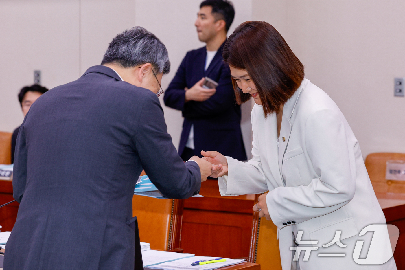 (서울=뉴스1) 안은나 기자 = 손솔 진보당 의원이 25일 오전 서울 여의도 국회에서 열린 제426회국회(임시회) 문화체육관광위원회 제1차 전체회의에서 박정하 국민의힘 간사와 인사 …