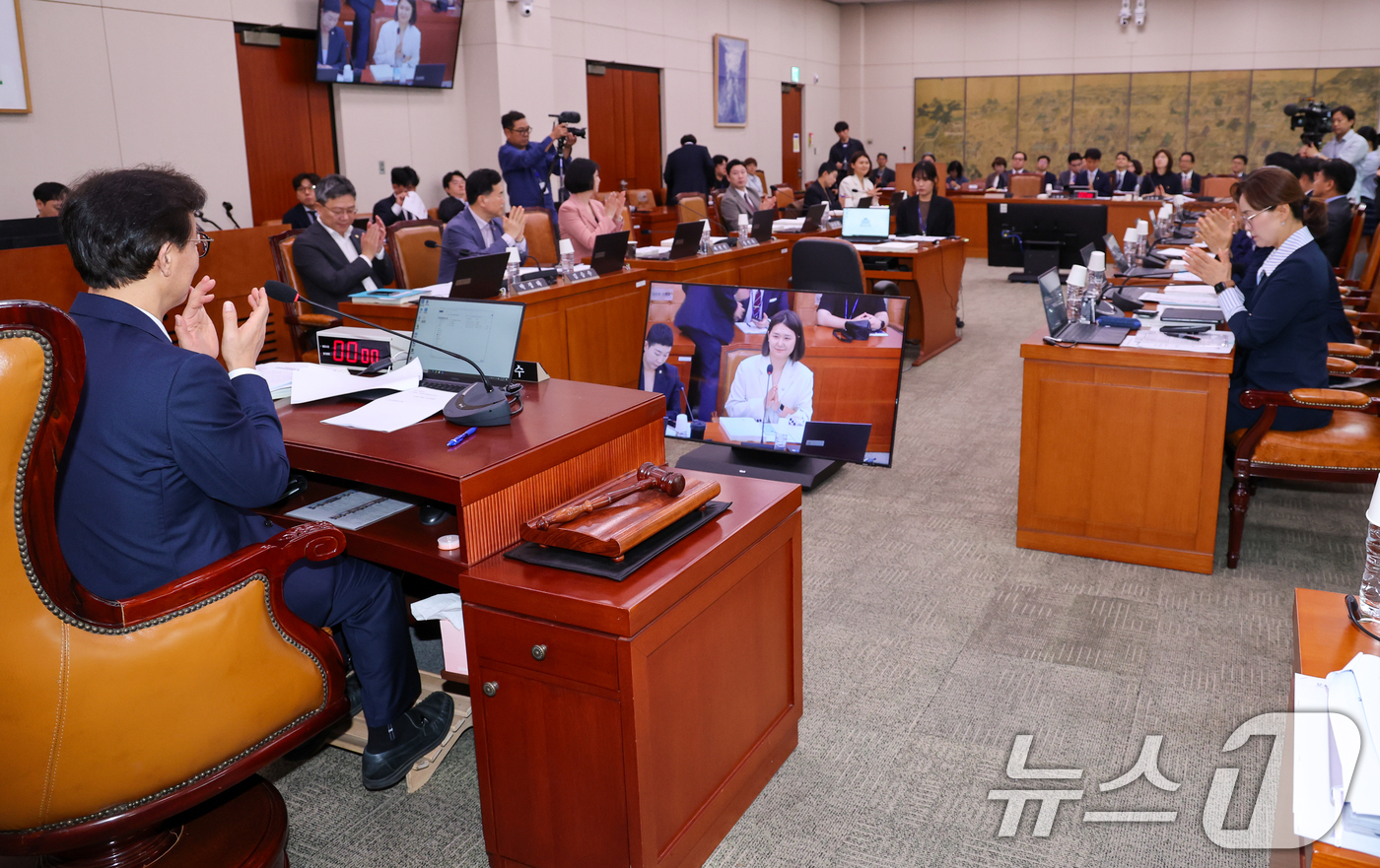 (서울=뉴스1) 안은나 기자 = 전재수 국회 문화체육관광위원회 위원장과 여야 위원들이 25일 오전 서울 여의도 국회에서 열린 제426회국회(임시회) 제1차 전체회의에서 손솔 의원 …
