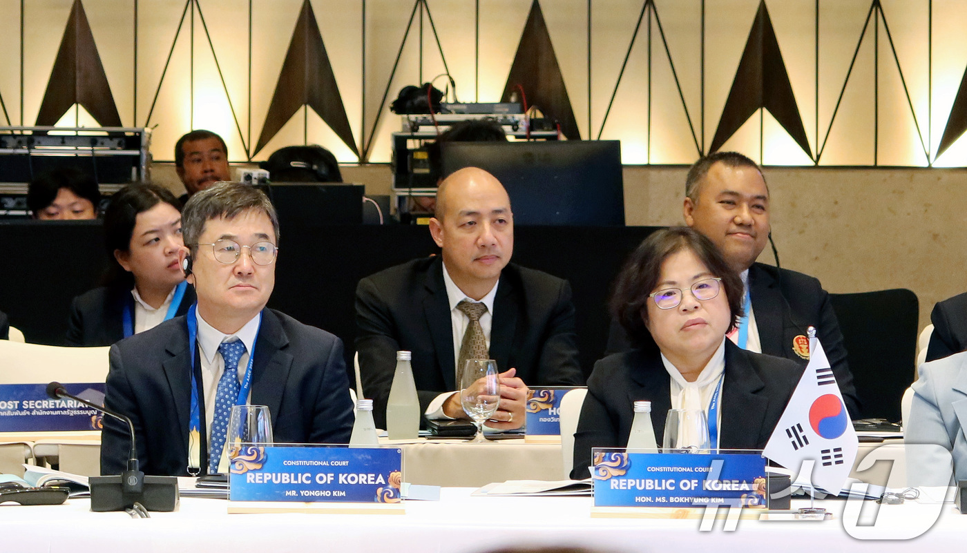 (서울=뉴스1) = 김복형 재판관과 김용호 헌법재판소사무차장이 24일(현지시간) 태국에서 열린 아시아헌법재판소연합(AACC) 이사회에 참석, 주요 안건을 심의하고 있다. (헌법재판 …