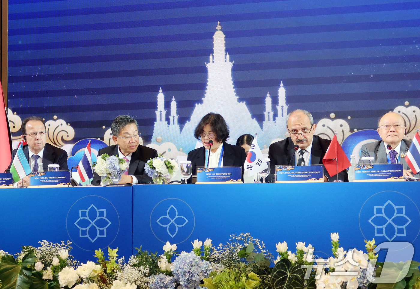 (서울=뉴스1) = 김복형 재판관이 24일(현지시간) 태국 헌법재판소 주최 국제회의에서 '인권 보호에 있어 헌법재판기관의 역할'을 주제로 발표하고 있다. (헌법재판소 제공. 재판매 …