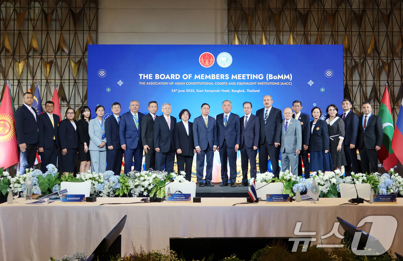 (서울=뉴스1) = 김복형 재판관과 김용호 헌법재판소사무차장이 24일(현지시간) 태국에서 열린 아시아헌법재판소연합(AACC) 이사회 및 태국 헌법재판소 주최 국제회의에 참석해 기념 …