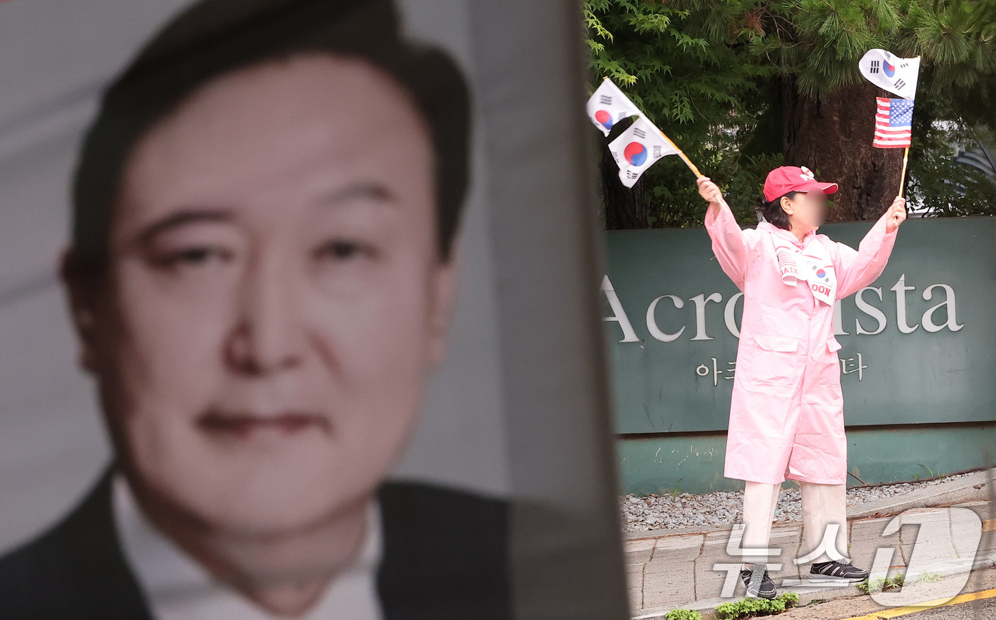 (서울=뉴스1) 김성진 기자 = 25일 서울 서초구 아크로비스타 윤석열 전 대통령 사저 앞에서 한 지지자가 태극기를 흔들고 있다.'12·3 비상계엄' 관련 내란·외환 사건을 수사하 …