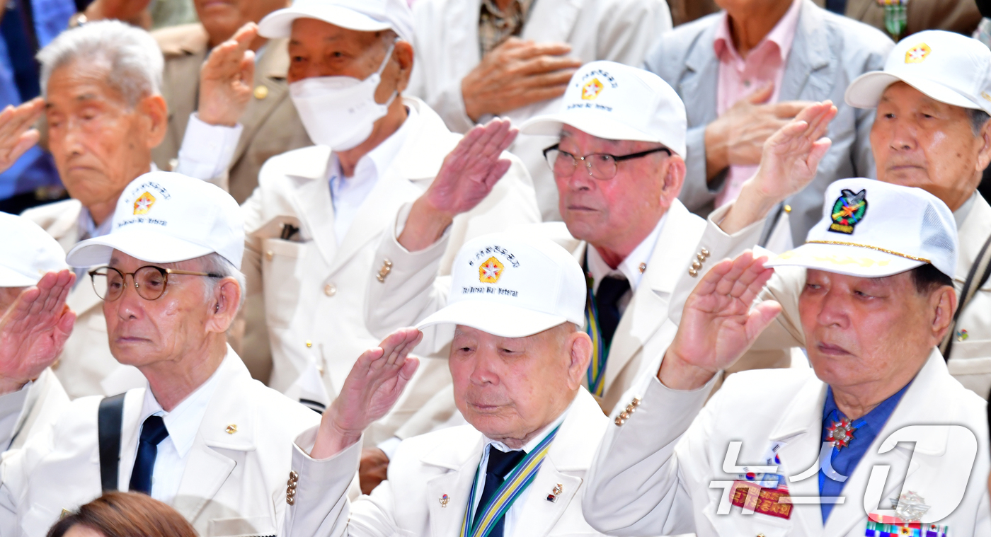 (포항=뉴스1) 최창호 기자 = 25일 경북 포항시청 대잠홀에서 열린 6.25전쟁 75주년 기념식에서 전쟁에 참전했던 노병이 국기에 대한 경례를 하고 있다.  2025.6.25/뉴 …