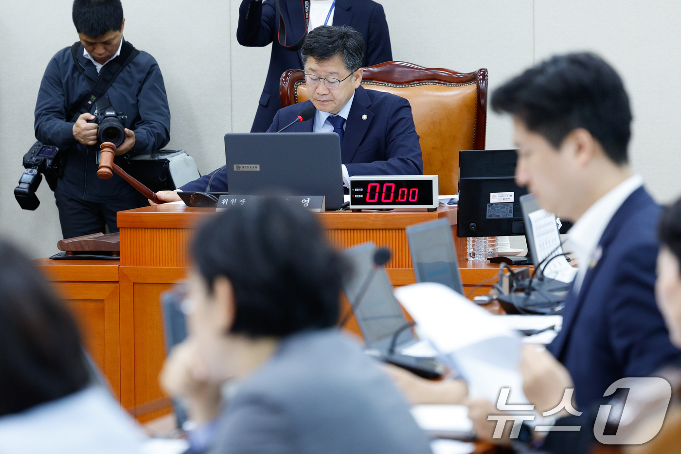 (서울=뉴스1) 안은나 기자 = 안호영 국회 환경노동위원회 위원장이 25일 오전 서울 여의도 국회에서 열린 제426회국회(임시회) 제1차 전체회의에서 의사봉을 두드리고 있다. 20 …