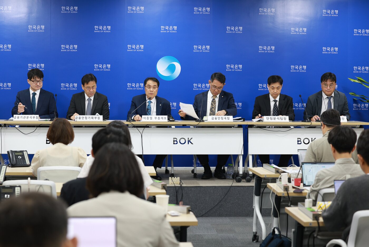 본문 이미지 - 한국은행에서 열린 금융안정보고서(2025년 6월) 설명회. 왼쪽부터 이종한 금융기관분석부장, 임광규 금융안정기획부장, 이종렬 부총재보, 장정수 금융안정국장, 문용필 안정분석팀장, 고경철 전자금융팀장. (한은 제공)