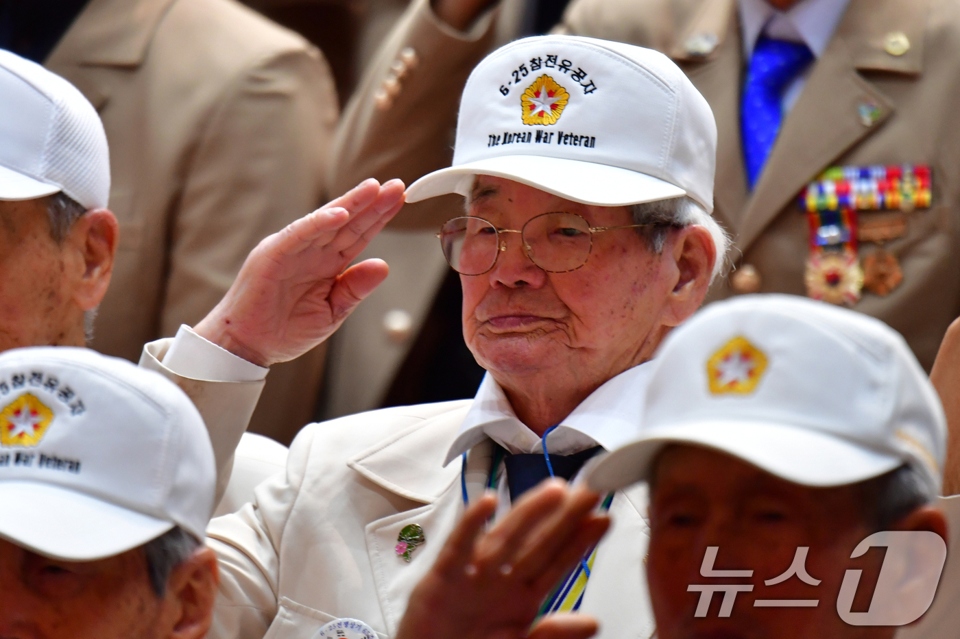 (포항=뉴스1) 최창호 기자 = 25일 경북 포항시청 대잠홀에서 열린 6.25전쟁 75주년 기념식에서 전쟁에 참전했던 노병이 국기에 대한 경례를 하고 있다. 2025.6.25/뉴스 …