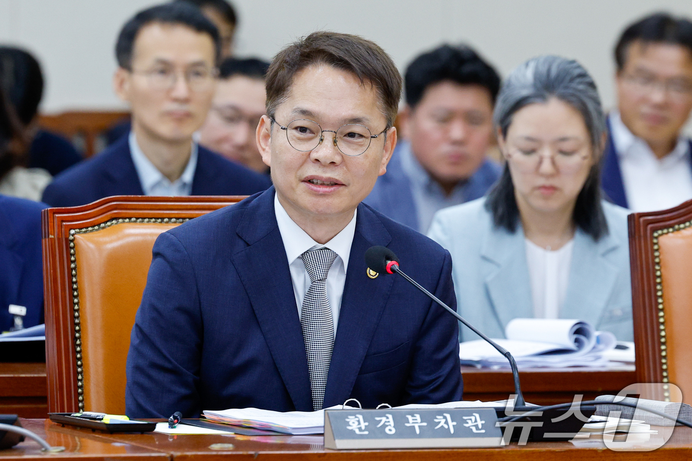 (서울=뉴스1) 안은나 기자 = 이병화 환경부 차관이 25일 오전 서울 여의도 국회에서 열린 제426회국회(임시회) 환경노동위원회 제1차 전체회의에서 의원 질의에 답하고 있다. 2 …