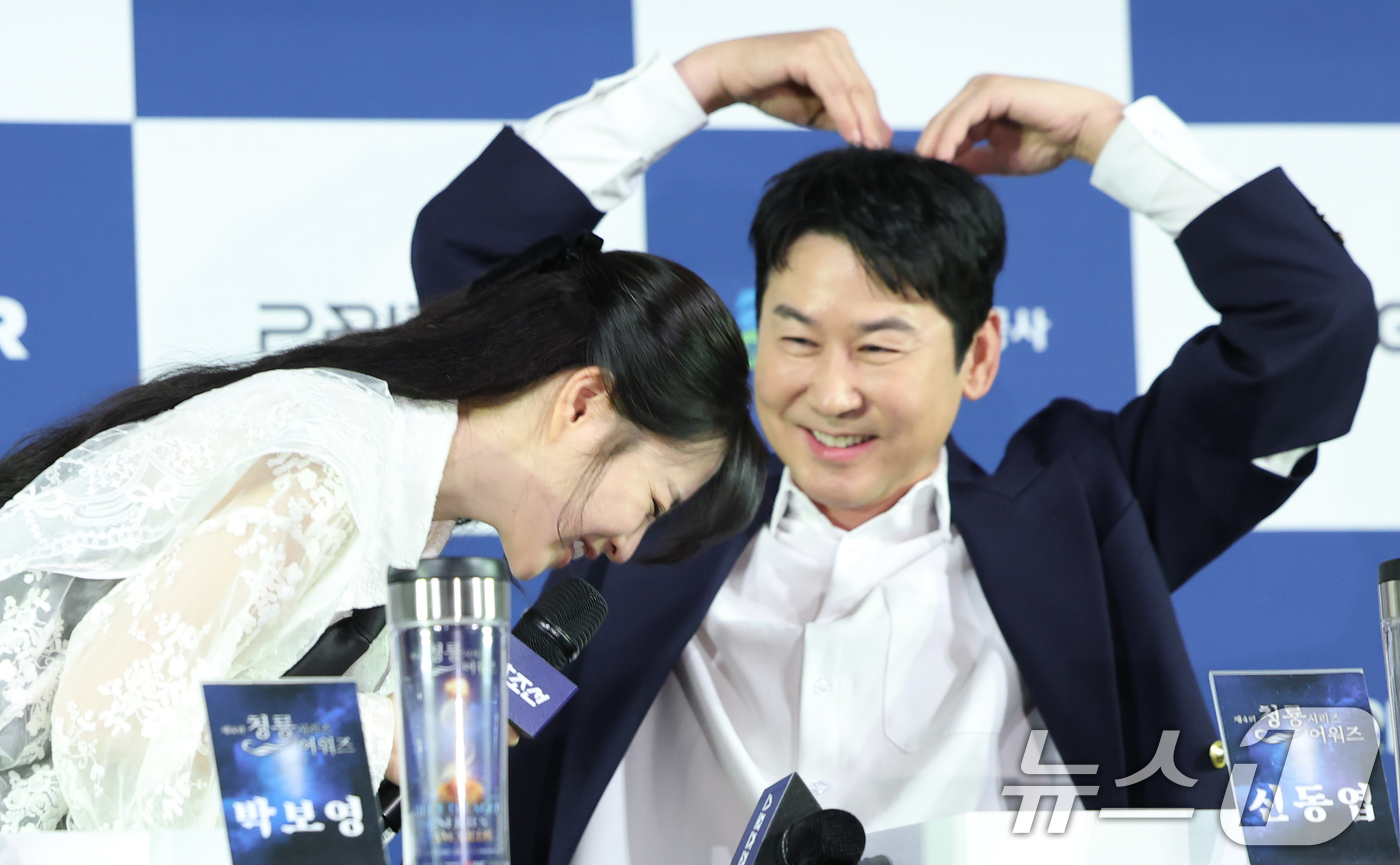 (서울=뉴스1) 권현진 기자 = 배우 박보영(왼쪽)이 25일 서울 영등포구 CGV여의도에서 열린 제4회 청룡시리즈어워즈 핸드프린팅 행사에서 SNL에 출연해 달라는 신동엽에게 인사를 …