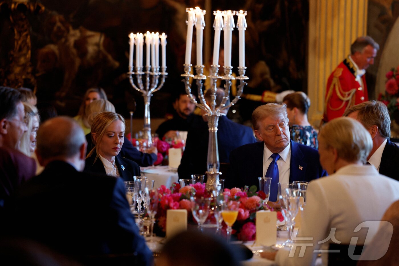 본문 이미지 - 도널드 트럼프 미국 대통령이 네덜란드 헤이그에서 열린 북대서양조약기구(나토) 정상회의를 앞두고 24일(현지시간) 만찬에 참석하고 있다. 2025.06.24 ⓒ 로이터=뉴스1 ⓒ News1 정지윤 기자