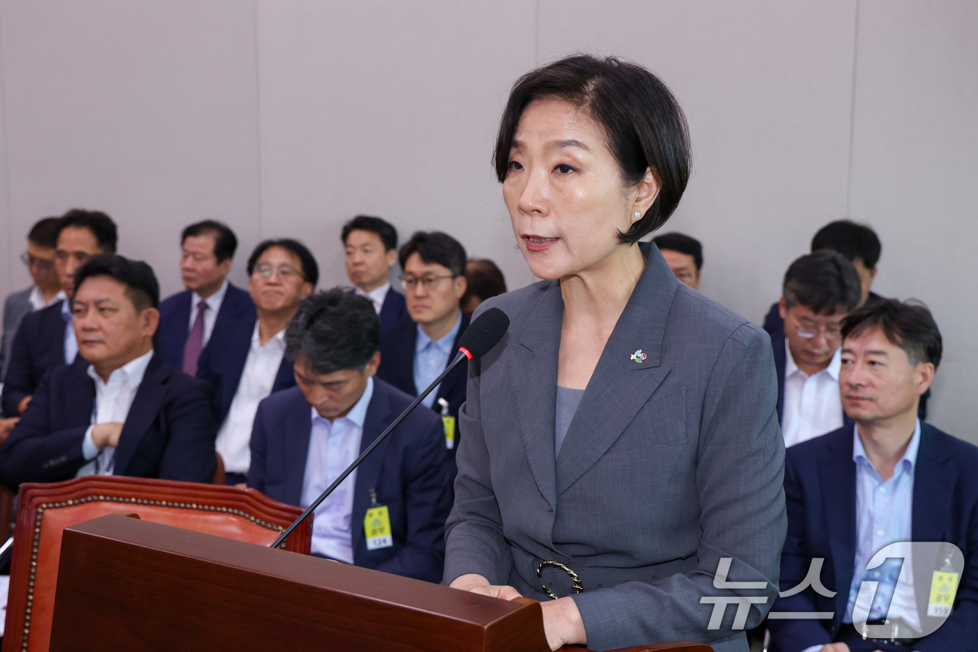 (서울=뉴스1) 안은나 기자 = 오영주 중소벤처기업부 장관이 25일 오전 서울 여의도 국회에서 열린 제426회국회(임시회) 산업통상자원중소벤처기업위원회 제1차 전체회의에서 추경안 …