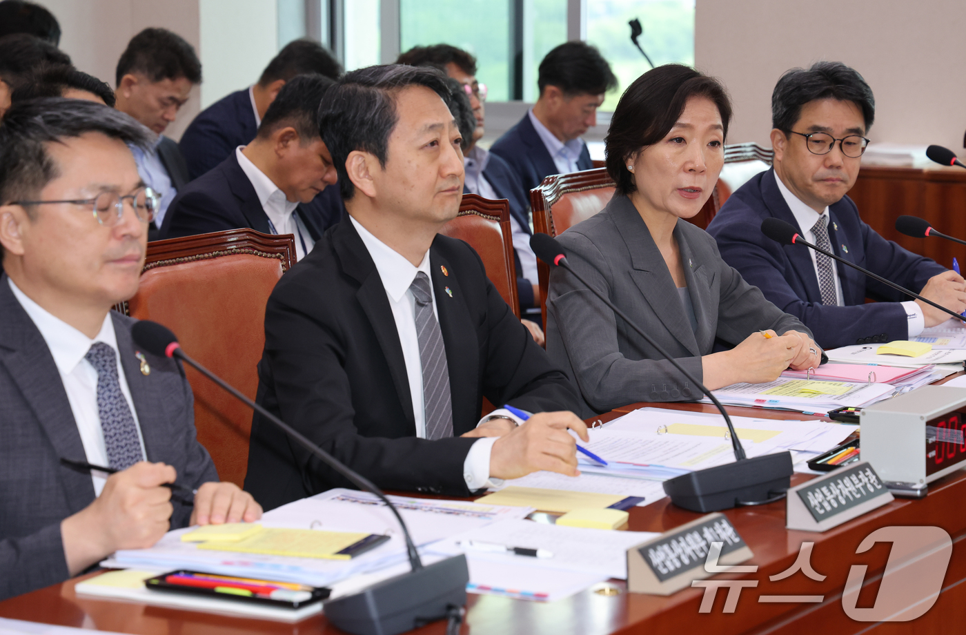 (서울=뉴스1) 안은나 기자 = 오영주 중소벤처기업부 장관이 25일 오전 서울 여의도 국회에서 열린 제426회국회(임시회) 산업통상자원중소벤처기업위원회 제1차 전체회의에서 의원 질 …