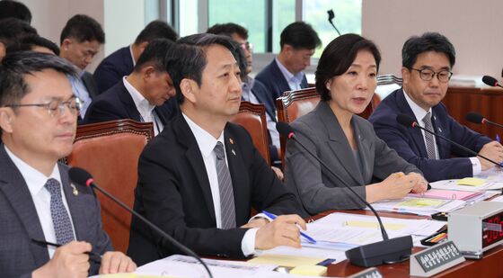 답변하는 오영주 장관