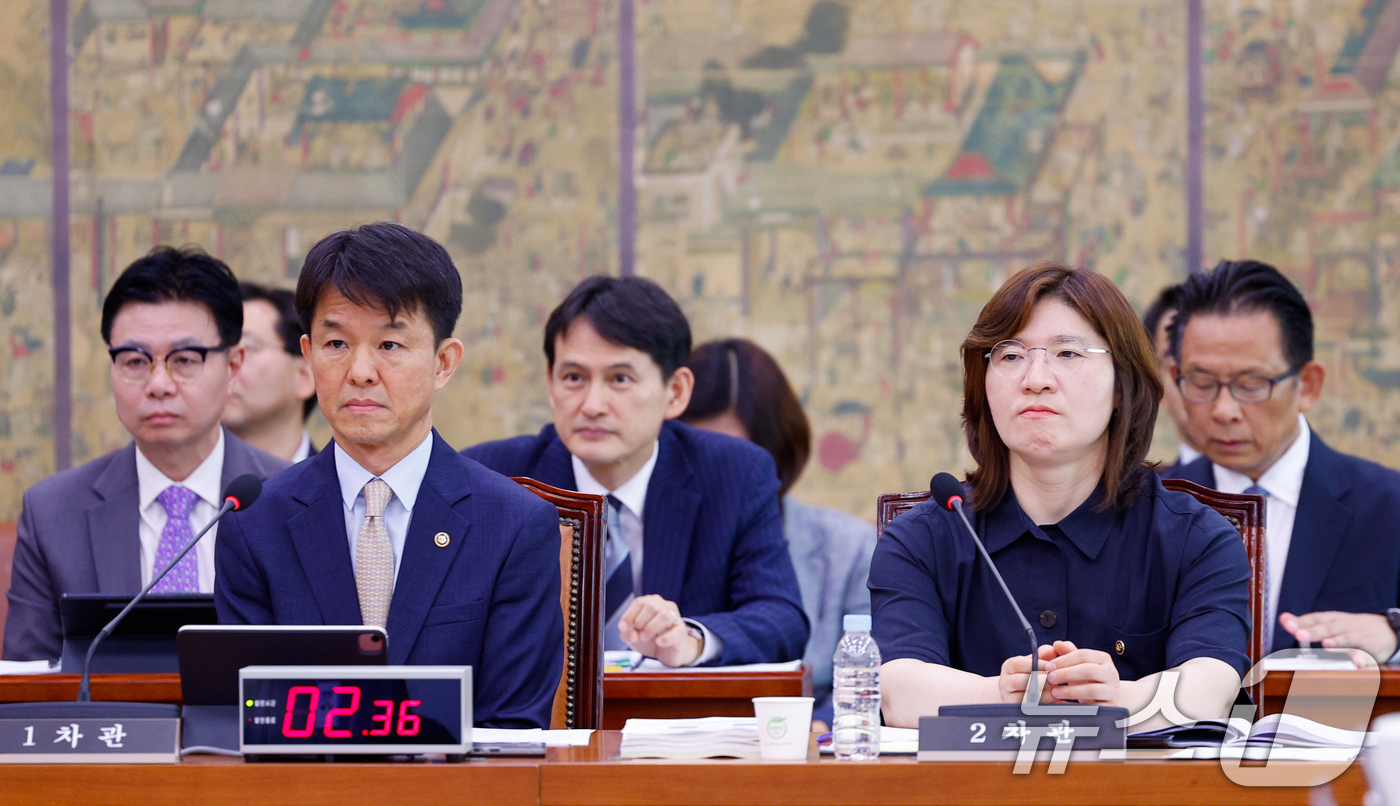 (서울=뉴스1) 안은나 기자 = 문화체육관광부 용호성 1차관(왼쪽), 장미란 2차관이 25일 오전 서울 여의도 국회에서 열린 제426회국회(임시회) 문화체육관광위원회 제1차 전체회 …