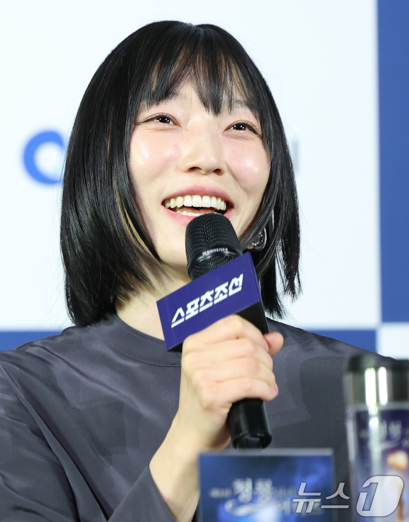 (서울=뉴스1) 권현진 기자 = 배우 금해나가 25일 서울 영등포구 CGV여의도에서 열린 제4회 청룡시리즈어워즈 핸드프린팅 행사에서 인사말을 하고 있다. 2025.6.25/뉴스1