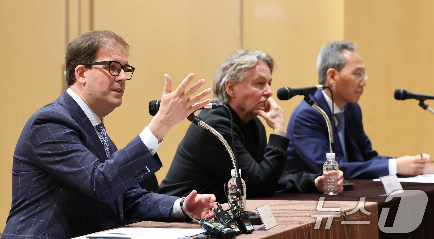 (서울=뉴스1) 장수영 기자 = 마티아스 타르폴스키(Matias Tarnopolsky) 뉴욕 필하모닉 CEO 25일 오전 서울 서초구 서울문화예술교육센터에서 에사페카 살로넨 & 뉴 …