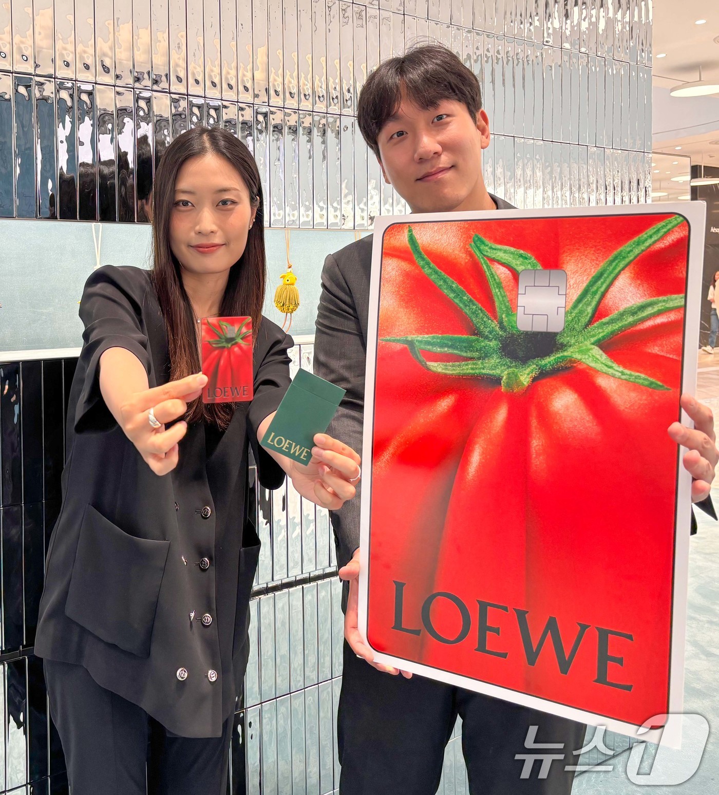 (서울=뉴스1) = 현대백화점은 스페인 명품 브랜드 로에베와 협업한 '현대백화점카드 로에베 에디션' 카드를 출시한다고 25일 밝혔다.25일 서울 영등포구 현대백화점 더현대 서울에서 …