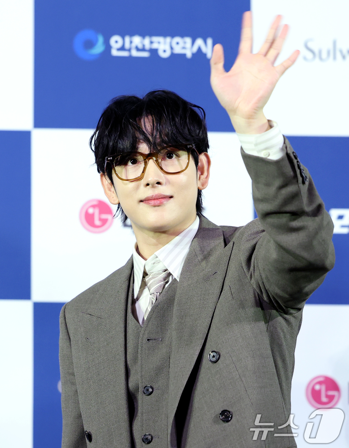 (서울=뉴스1) 권현진 기자 = 배우 임시완이 25일 서울 영등포구 CGV여의도에서 열린 제4회 청룡시리즈어워즈 핸드프린팅 행사에서 인사를 하고 있다. 2025.6.25/뉴스1