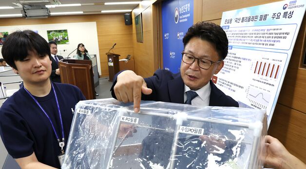 온실용 '국산 폴리올레핀 필름'  개발 설명하는 김명수 국립원예특작과학원장