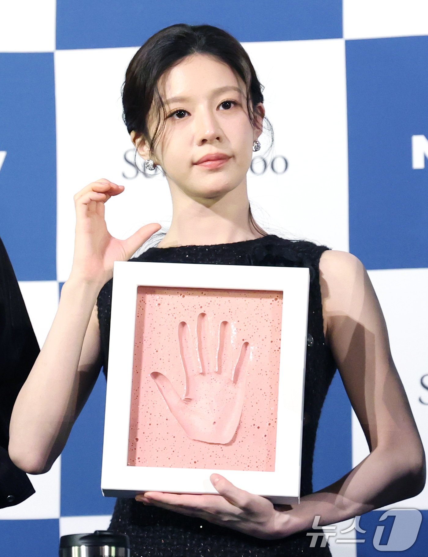 (서울=뉴스1) 권현진 기자 = 배우 고윤정이 25일 서울 영등포구 CGV여의도에서 열린 제4회 청룡시리즈어워즈 핸드프린팅 행사에서 포즈를 취하고 있다. 2025.6.25/뉴스1