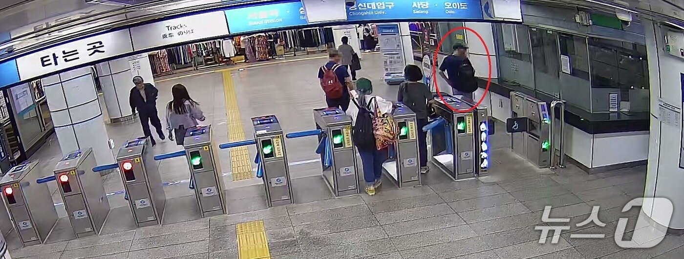 본문 이미지 - 지난달 30일 지하철 방화범 원 모 씨가 범행 장소를 물색하기 위해 지하철 역 내부를 돌아다니고 있다.&#40;서울남부지검 제공&#41;