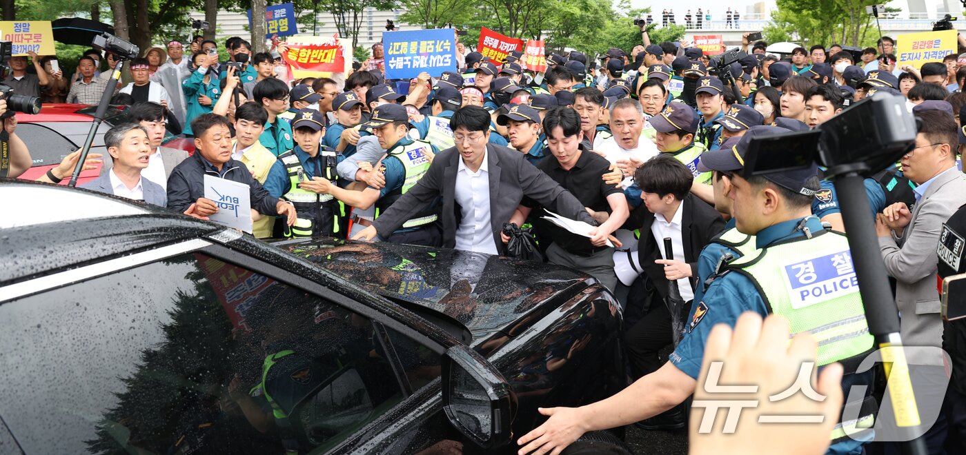 본문 이미지 - 김관영 전북특별자치도지사가 25일 전북 완주군 완주군청을 방문한 가운데 완주-전주 통합을 반대하는 완주군민들이 김관영 도지사의 차량 앞을 막고 있다. ⓒ News1 유경석 기자