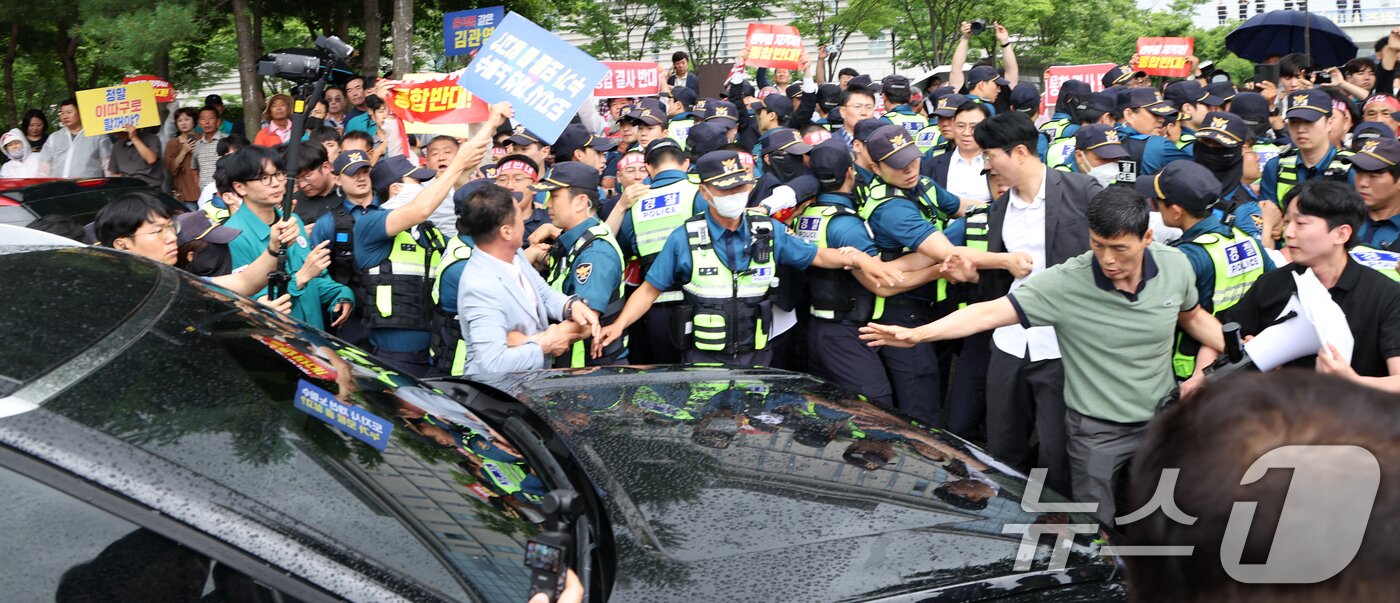 본문 이미지 - 김관영 전북특별자치도지사가 25일 전북 완주군 완주군청을 방문한 가운데 완주-전주 통합에 반대하는 완주군민들이 김관영 도지사의 차량 앞을 막고 있다. 2025.6.25/뉴스1 ⓒ News1 유경석 기자