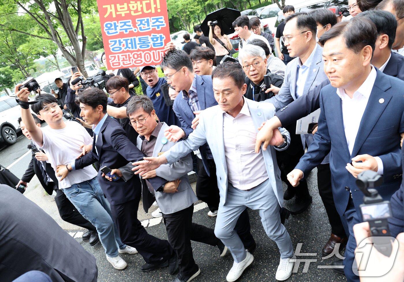 본문 이미지 - 김관영 전북특별자치도지사가 25일 전북 완주군 완주군청을 방문한 가운데 완주-전주 통합 관련 군민과의 대화가 파행되자 발걸음을 돌리고 있다. 2025.6.25/뉴스1 ⓒ News1 유경석 기자