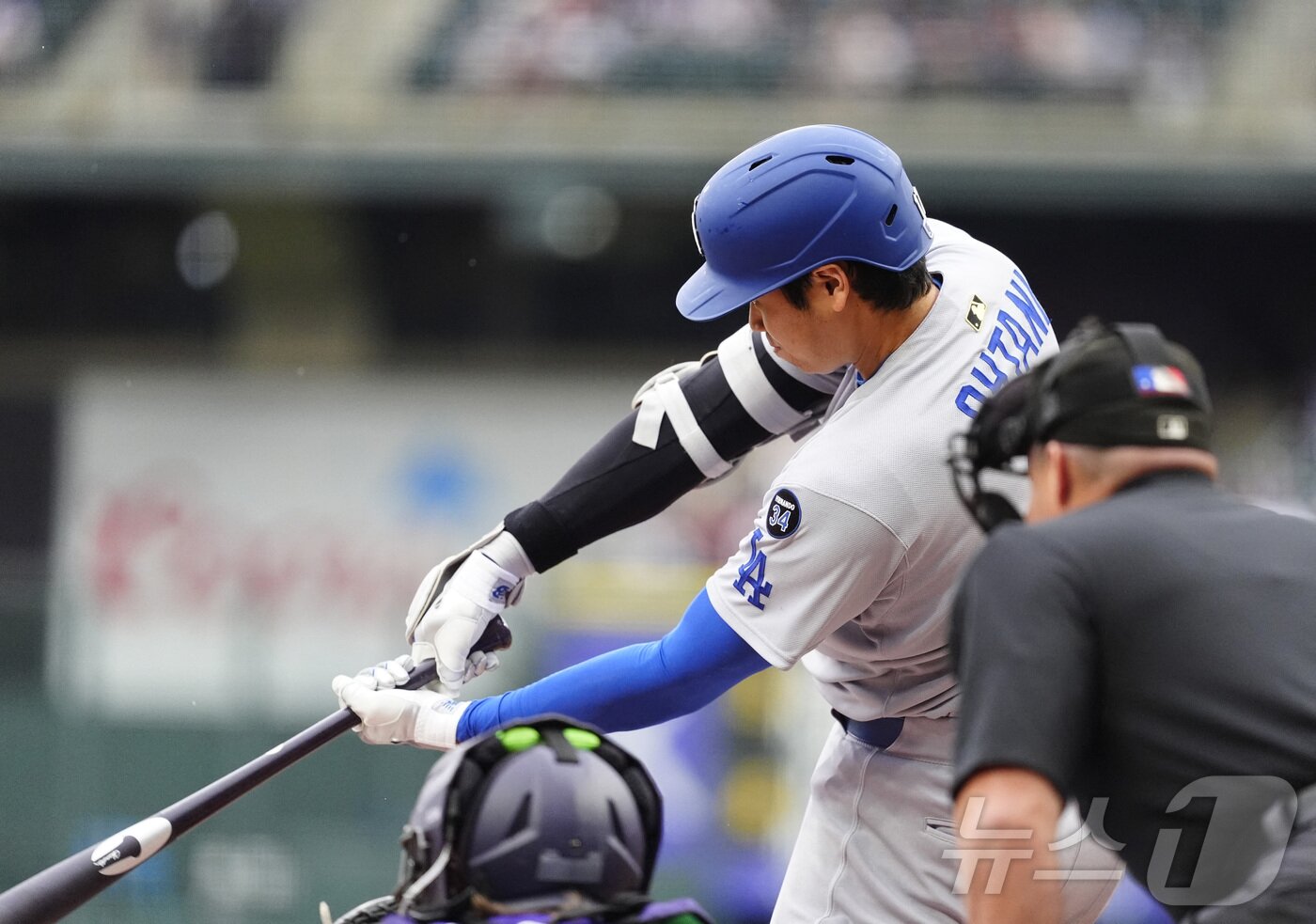 본문 이미지 - LA 다저스 오타니 쇼헤이가 25일&#40;한국시간&#41; 열린 2025 메이저리그 콜로라도 로키스전에서 6회초 투런포를 터뜨려 미일 통산 300홈런을 달성했다. ⓒ 로이터=뉴스1