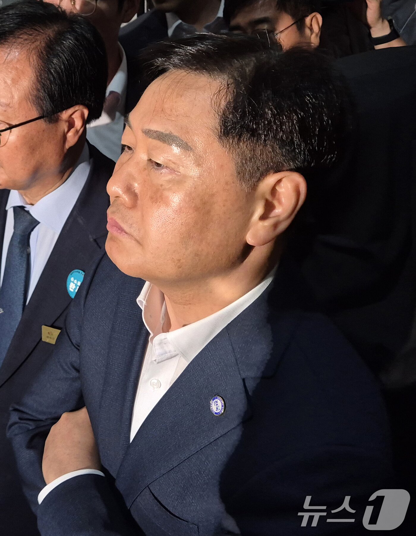 본문 이미지 - 김관영 전북특별자치도지사가 25일 전북 완주군 완주군청을 방문한 가운데 완주-전주 통합을 반대하는 완주군민들로 막힌 군청 로비를 바라보고 있다. 2025.6.25/뉴스1 ⓒ News1 유경석 기자