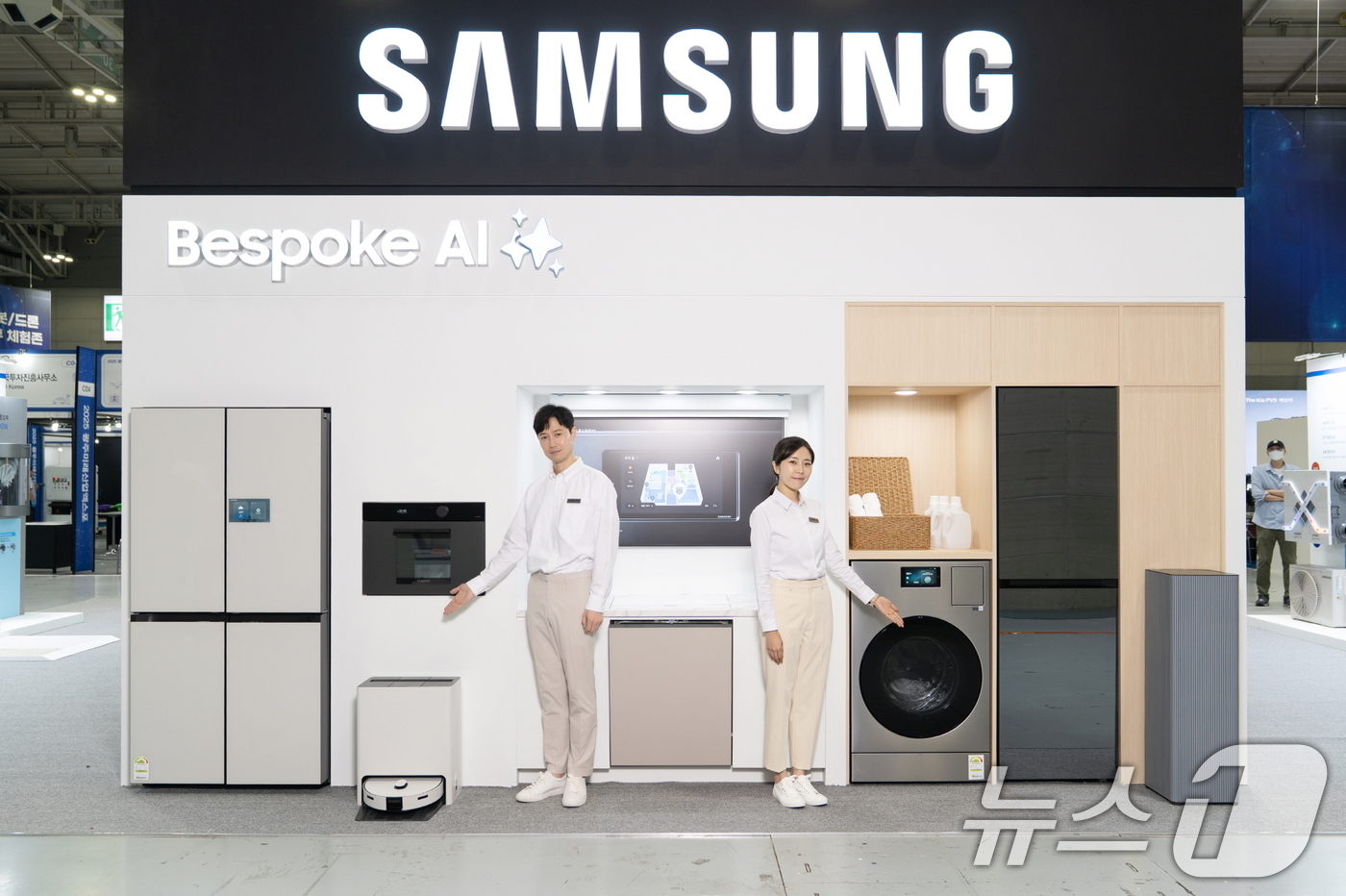 (서울=뉴스1) = 삼성전자가 오는 28일까지 광주광역시 김대중컨벤션센터에서 열리는 '2025 광주미래산업엑스포'에 참가해 '비스포크 AI' 가전의 차별화된 기술력과 서비스를 선보 …