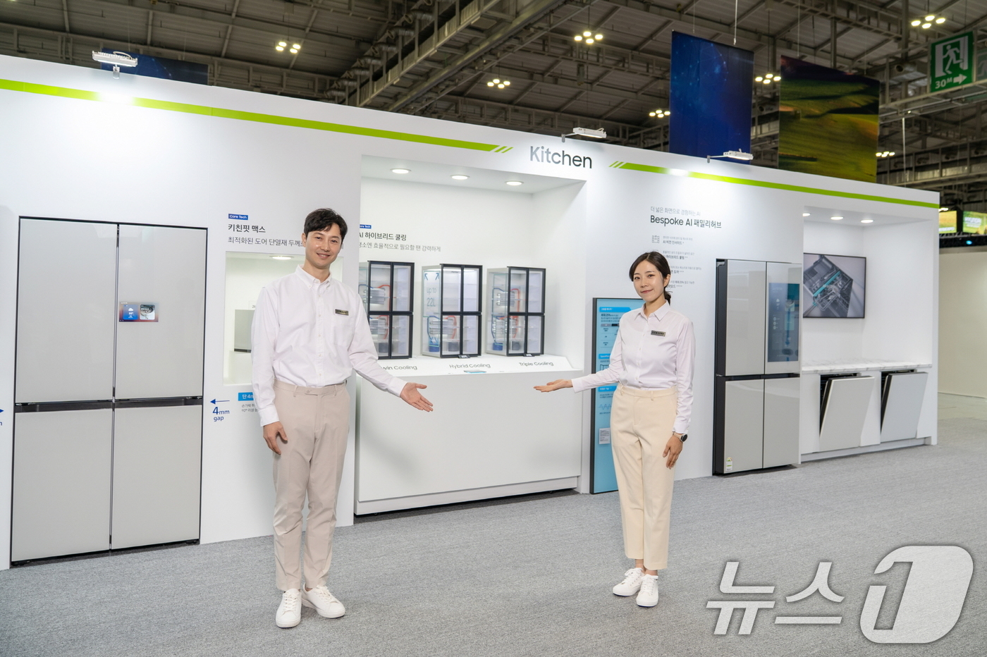 (서울=뉴스1) = 삼성전자가 오는 28일까지 광주광역시 김대중컨벤션센터에서 열리는 '2025 광주미래산업엑스포'에 참가해 '비스포크 AI' 가전의 차별화된 기술력과 서비스를 선보 …