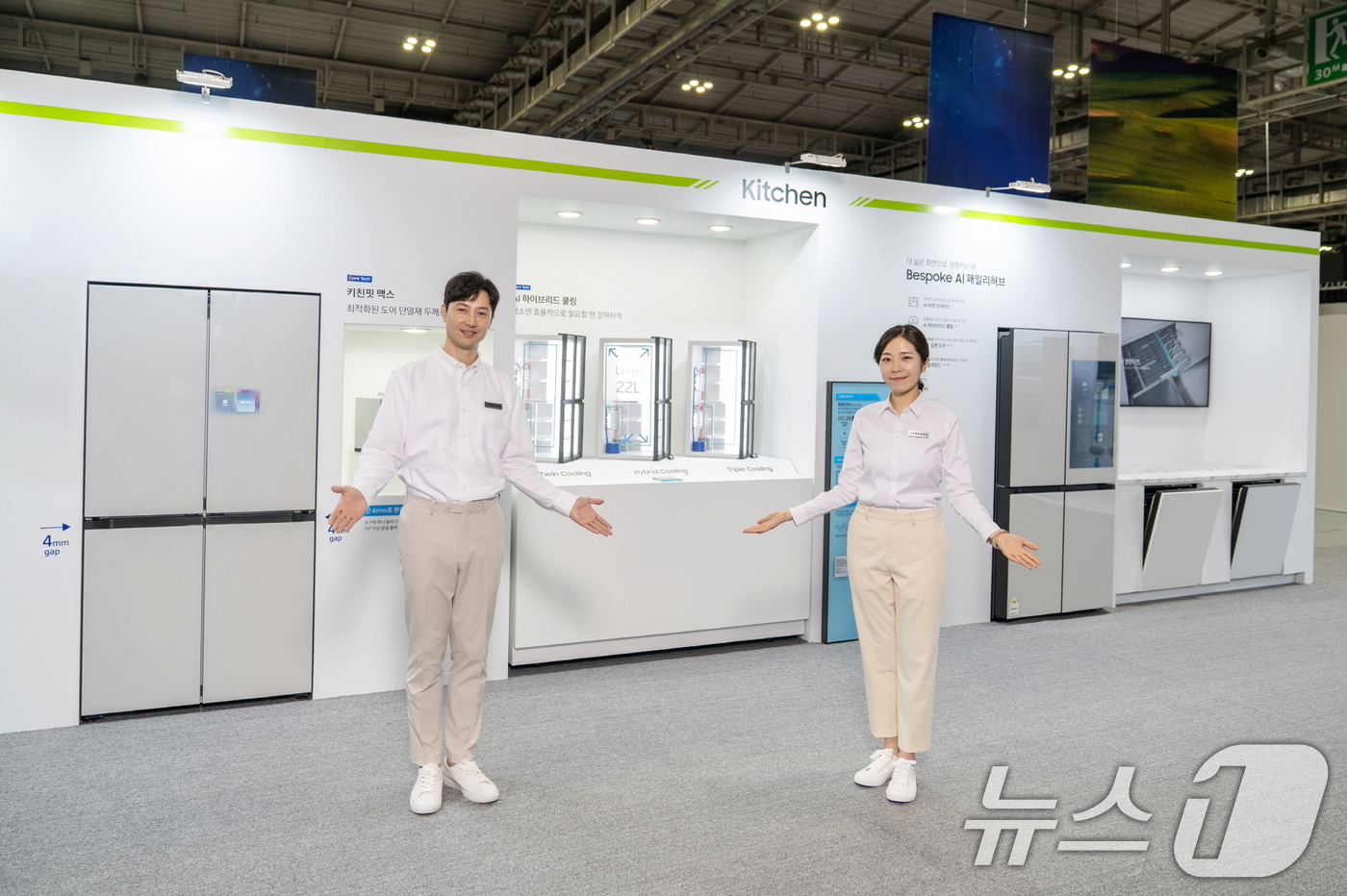 (서울=뉴스1) = 삼성전자가 오는 28일까지 광주광역시 김대중컨벤션센터에서 열리는 '2025 광주미래산업엑스포'에 참가해 '비스포크 AI' 가전의 차별화된 기술력과 서비스를 선보 …