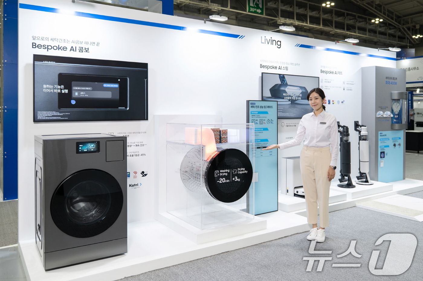(서울=뉴스1) = 삼성전자가 오는 28일까지 광주광역시 김대중컨벤션센터에서 열리는 '2025 광주미래산업엑스포'에 참가해 '비스포크 AI' 가전의 차별화된 기술력과 서비스를 선보 …