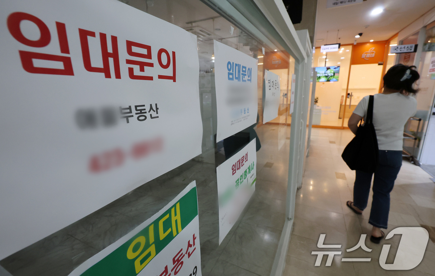 (서울=뉴스1) 이동해 기자 = 지난달 신규 공인중개사 개업자 수가 올해 들어 처음으로 800명 아래로 떨어진 25일 서울의 한 공인중개소 밀집지역 상가에 임대문의가 붙어 있다.이 …