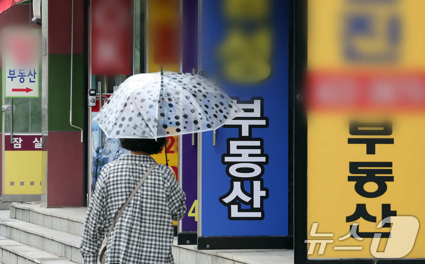 (서울=뉴스1) 이동해 기자 = 지난달 신규 공인중개사 개업자 수가 올해 들어 처음으로 800명 아래로 떨어진 25일 서울의 한 공인중개소 밀집지역 앞으로 시민들이 오가고 있다.이 …