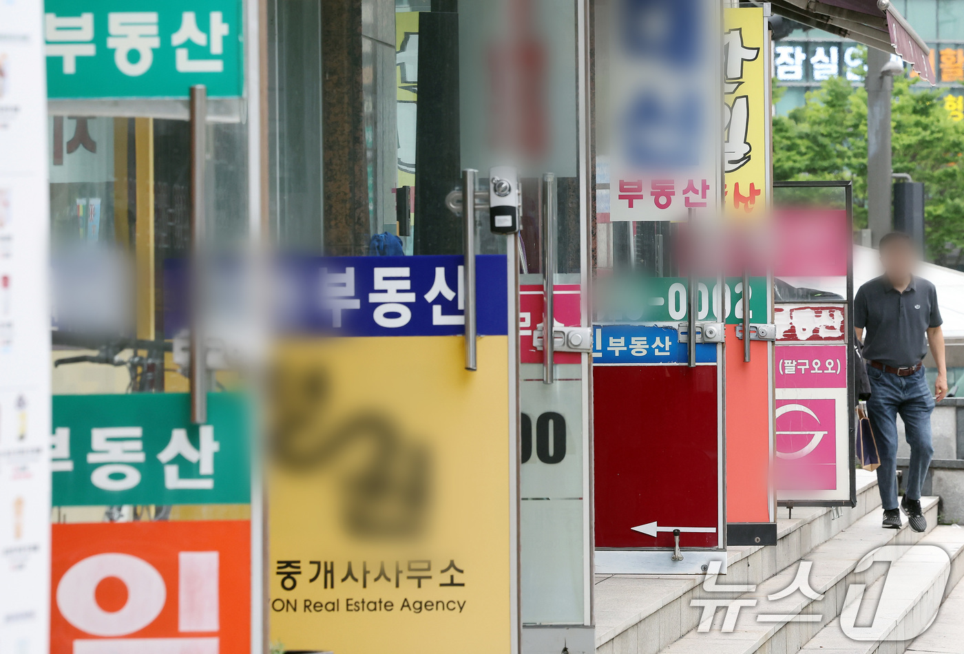 (서울=뉴스1) 이동해 기자 = 지난달 신규 공인중개사 개업자 수가 올해 들어 처음으로 800명 아래로 떨어진 25일 서울의 한 공인중개소 밀집지역 앞으로 시민들이 오가고 있다.이 …