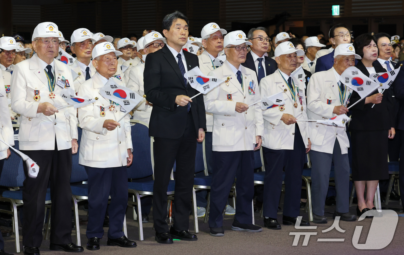 (대전=뉴스1) 김기태 기자 = 이주호 국무총리 직무대행 부총리 겸 교육부 장관과 참전용사가 25일 대전컨벤션센터에서 열린 6·25전쟁 75주년 행사에서 6·25의 노래를 부르며 …