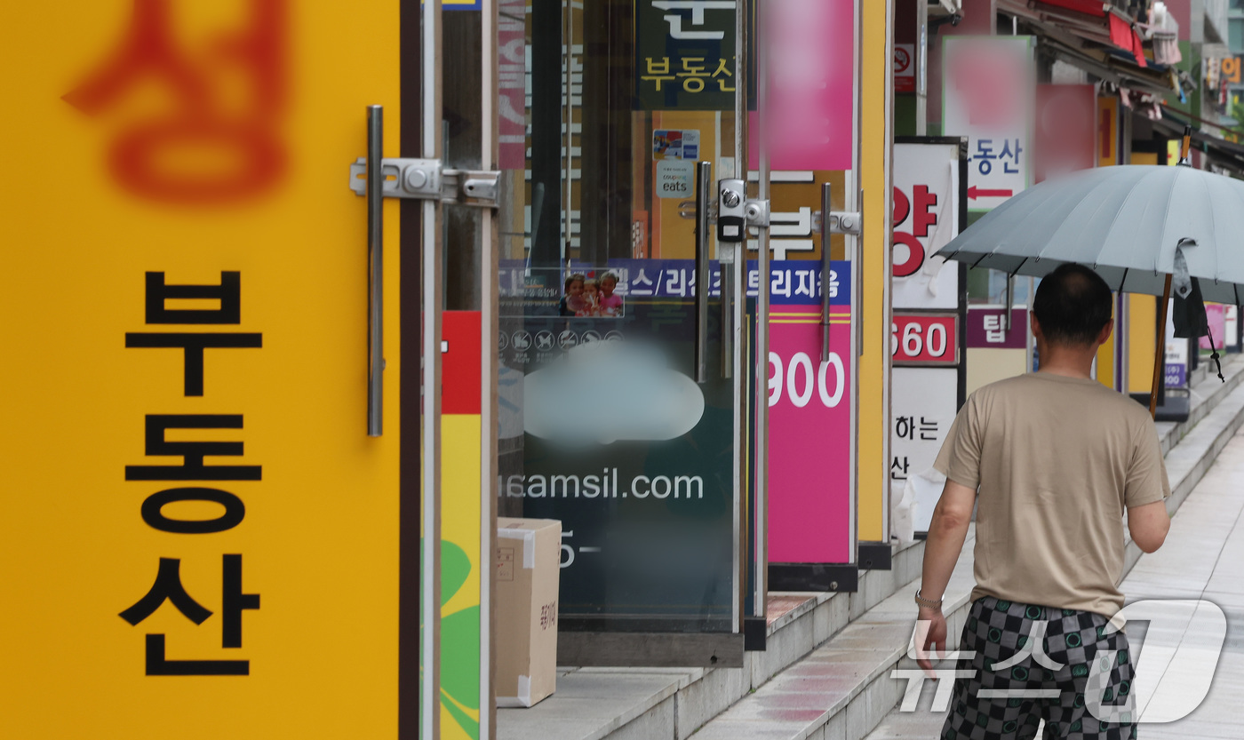 (서울=뉴스1) 이동해 기자 = 지난달 신규 공인중개사 개업자 수가 올해 들어 처음으로 800명 아래로 떨어진 25일 서울의 한 공인중개소 밀집지역 앞으로 시민들이 오가고 있다.이 …