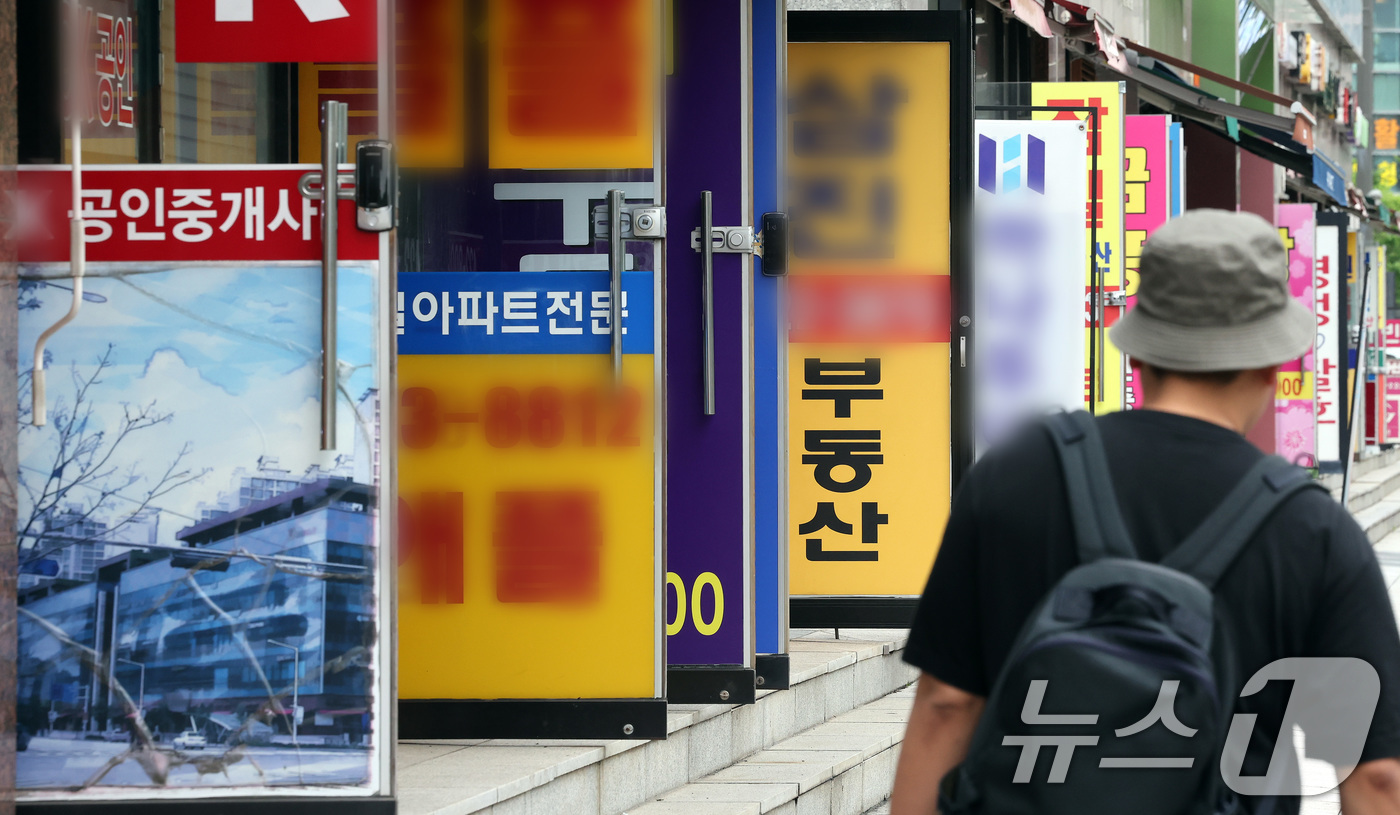 (서울=뉴스1) 이동해 기자 = 지난달 신규 공인중개사 개업자 수가 올해 들어 처음으로 800명 아래로 떨어진 25일 서울의 한 공인중개소 밀집지역 앞으로 시민들이 오가고 있다.이 …